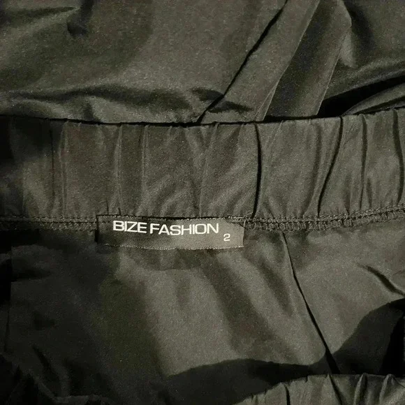 Bize Skirt (Cute) - Size 2 - Picture 2 of 5